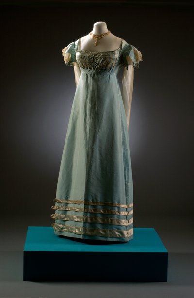 Robe de soirée bleu œuf de canard avec manches crème, montrée ici avec des bijoux en perles, c.1819 - English School