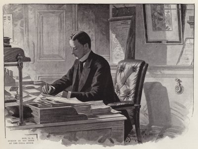Homme politique anglais George Curzon travaillant dans son bureau à l