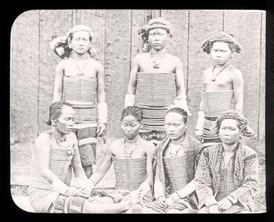 Diapositive de lanterne magique montrant des femmes de la tribu Sea Dyas, Bornéo vers 1900 - English School