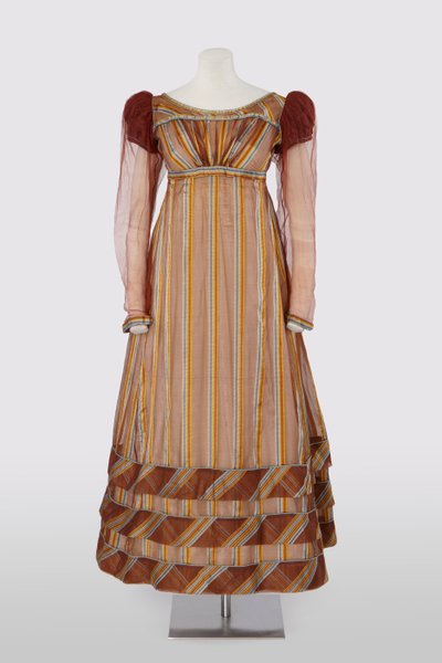 Une des deux robes assorties portées par deux sœurs au bal de Waterloo de la duchesse de Richmond à Bruxelles le 15 juin - English School
