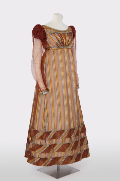 Une des deux robes assorties portées par deux sœurs au bal de Waterloo de la duchesse de Richmond à Bruxelles le 15 juin - English School
