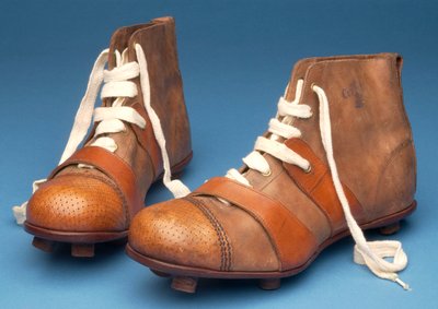 Paire de bottes spéciales pour la finale de la coupe avec motif en osier estampé sur les orteils, c.1910 - English School