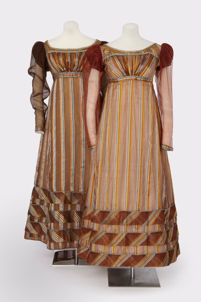 Paire de robes assorties portées par deux sœurs au 