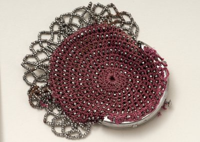 Sac rose avec fermoir supérieur, décoration de perles et bordure en maille - English School