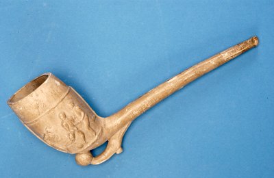 Pipe avec motif en relief de football et de rugby (argile) - English School