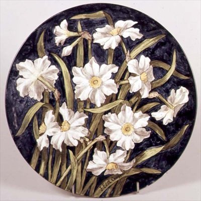 Assiette peinte par Edith Cowper pour Howell & James, avec des narcisses exposés à l