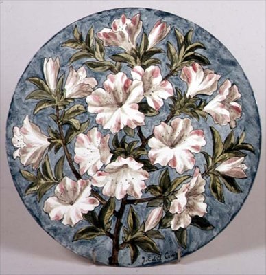 Assiette peinte par Edith Cowper pour Howell et James avec des azalées, exposée à l