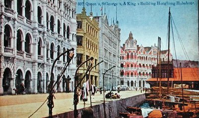 Carte postale représentant les bâtiments de Queen