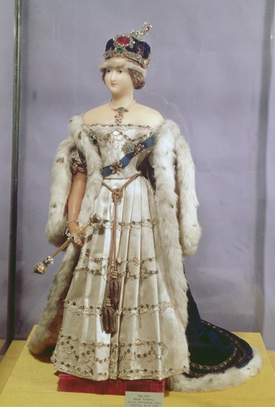 Poupée de la reine Victoria (1819-1901) vêtue de ses robes de couronnement, vers 1840 - English School