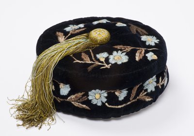 Bonnet de fumeur, vers 1880 (velours brodé doublé de soie matelassée à la machine) - English School