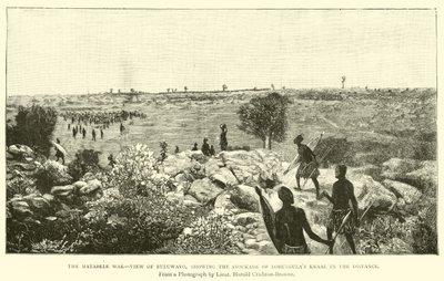 La guerre des Matabélés, vue de Buluwayo, montrant la palissade du kraal de Lobengula au loin - English School
