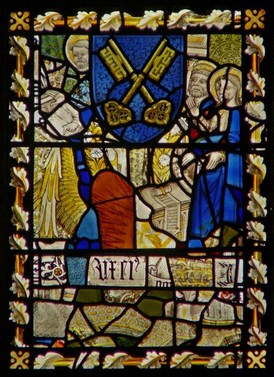 La fenêtre est représentant Saint Jean, Saint Pierre à la porte, bouclier avec un symbole de Saint Pierre - English School