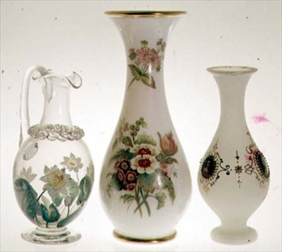 Cruche à eau décorée de nénuphars en peinture céramique recouverte de cristal, par Henry G. Richardson, milieu du 19e siècle; deux vases en verre opale par Henry G. Richardson, fin du 19e siècle; vase en verre opale avec peinture émaillée, fin du 19e siècl - English School