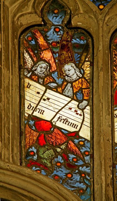 Fenêtre n2 représentant la chorale angélique avec une partition musicale - English School