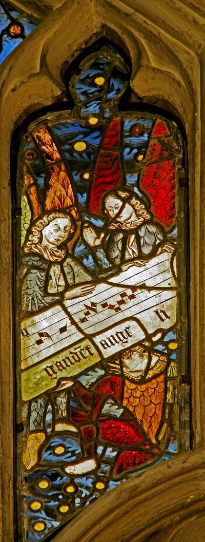 Fenêtre n2 représentant la chorale angélique avec une partition musicale - English School