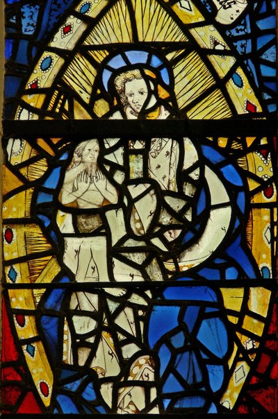 Fenêtre s2 représentant la Femme vêtue de soleil avec la lune sous ses pieds et l