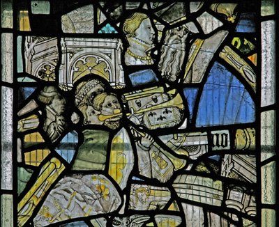Fenêtre représentant des détails incluant des trompettistes, des fragments d