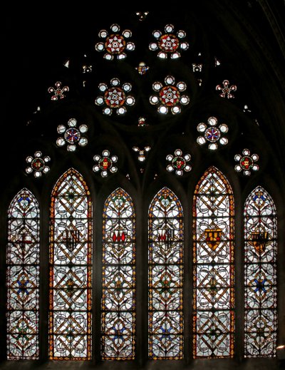 Fenêtre s5 représentant grisaille géométrique et rondelles dans les lumières de la rosace - English School