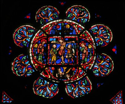 Fenêtre w0 représentant la Crucifixion avec Marie et Jean et des soldats avec une lance et l
