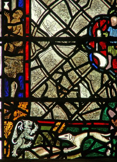 Fenêtre w40 représentant un panneau de bordure avec singe, lion et chien; grisaille - English School