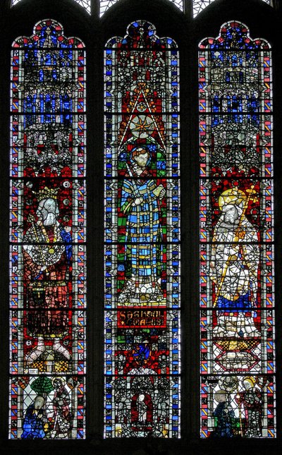 Fenêtre w4 représentant Saint Édouard le Confesseur, Saint Vincent, Saint Pierre - English School