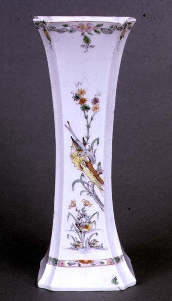 Vase de Worcester de forme évasée peint en couleurs Kakiemon, vers 1750 - English School