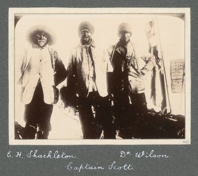 Photographie de groupe de Shackleton, du capitaine Scott et du Dr Wilson à leur retour à Discovery après la tentative d