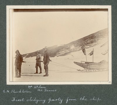E H Shackleton, Dr Edward Wilson et M. Hartley Ferrar (le Géologue) attelés au traîneau. De l