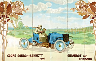 Girardot conduisant une voiture Panhard lors de la Coupe Gordon Bennet de 1901 : carreaux de céramique fabriqués par Gilardoni Fils et Cie de Paris, d