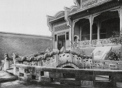 Wanhien, Wen miao, Szechuan, Avant-cour avec étang et pont dragon dans le Temple de Confucius à Wanhien - Ernst Boerschmann