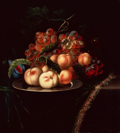 Pêches sur une assiette en étain avec des raisins et une figue sur un rebord drapé - Ernst Stuven