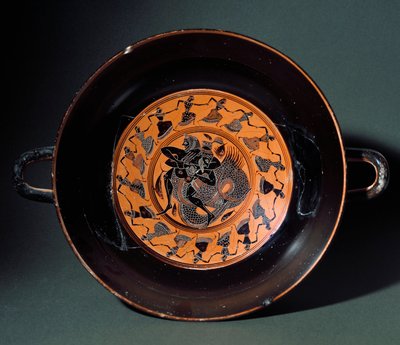 Antiquité étrusque: coupe en terre cuite représentant le combat entre Héraclès et le monstre marin Triton. De Tarquinia. 550 av. J.-C. Tarquinia, Museo Archeologico - Etruscan