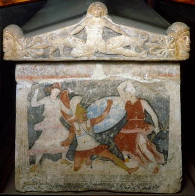 Art étrusque : « un soldat grec est attaqué par deux Amazones » Au-dessus, Actéon dévoré par ses chiens. Sarcophage des Amazones. Fin du IVe siècle av. J.-C. De Tarquinia. Florence, Museo Archeologico - Etruscan
