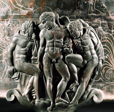 Art étrusque : détail du pied du Ciste Ficoroni en bronze représentant Hercule, Iolaos et Éros entre eux. De Préneste (Palestrina). 340 av. J.-C. Museo Nazionale di Villa Giulia, Rome - Etruscan