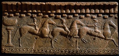 Art étrusque : frise décorée de chevaliers d