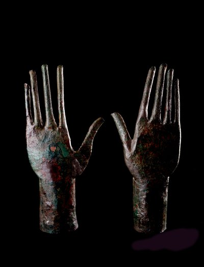 Art étrusque : deux mains - Statuettes en bronze - 680-670 av. J.-C. Dim H 23,5 cm De la tombe du Carro di bronzo, Vulci - Etruscan