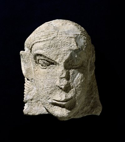 Civilisation étrusque : tête de femme en calcaire. 650 av. J.-C. environ. Du tumulus de la Pietrera di Vetulonia. Florence, Museo Archeologico - Etruscan