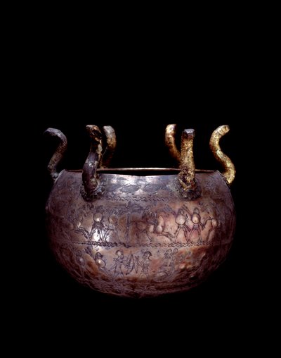 Civilisation étrusque : petit vase en argent avec serpents de la tombe princière dite Bernardini à Préneste - Etruscan