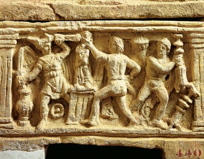 Civilisation étrusque, urne en tuf avec des scènes de Gaulois pillant des temples - Etruscan
