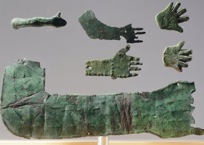 Ex-voto en plaque de bronze représentant les membres supérieurs. Artefacts du sanctuaire de Reithia Este (Vénétie). Civilisation étrusque, Ve-IVe siècle av. J.-C. - Etruscan