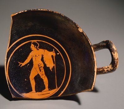 Kylix par Pteriu Paves, un fragment représentant un jeune homme et une inscription. Poterie à figures rouges, de la tombe 3 à Grotti (Toscane). Civilisation étrusque, IVe siècle av. J.-C. - Etruscan