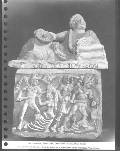 Oreste tuant Clytemnestre et Pylade tuant Égisthe, urne cinéraire (marbre) (photo n/b) - Etruscan Etruscan