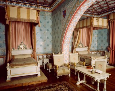 Chambre rose avec mobilier par Eugène Viollet-le-Duc et Edmond Clément-Louis-Marie-Duthoit, Château Neuf dans le Château de Roquetaillade, France - Eugene and Duthoit Edmond Viollet Le Duc