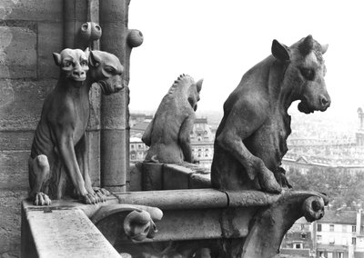 Deux gargouilles de la balustrade de la Grande Galerie de la façade ouest, réplique d