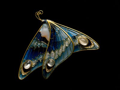 Art Nouveau : broche en or, émail translucide, opale, pierre de lune et diamant en forme de femme papillon. Atelier Eugène Feuillâtre (1870-1916). 1900 Parme, collection privée - Eugene Feuillatre