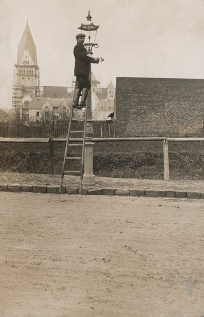 Homme sur une échelle réparant un lampadaire - European Photographer