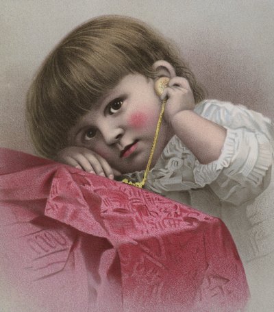 Enfant aux cheveux bruns et aux grands yeux écoutant le tic d