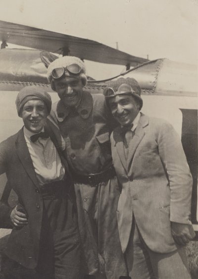 [Portrait de trois hommes souriant devant un avion]. - Fedele Azari