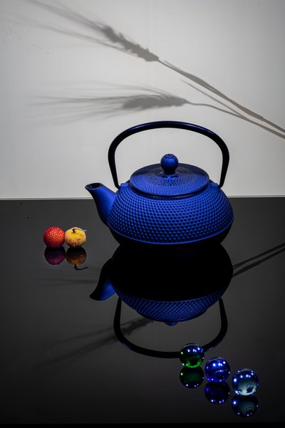 Nature morte élégante avec une théière bleue - Felice Angelino