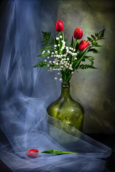 Élégantes tulipes dans un vase en verre - Felice Angelino